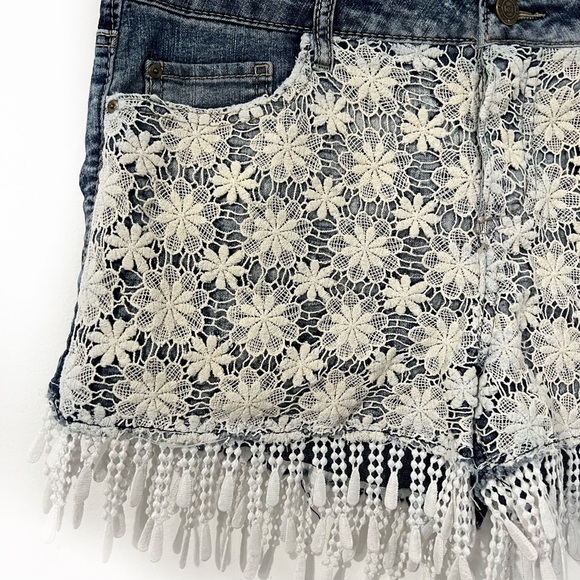Vintage lei 1990’s Jean shorts with floral crochet and fringe. size 13. - Picture 14 of 16